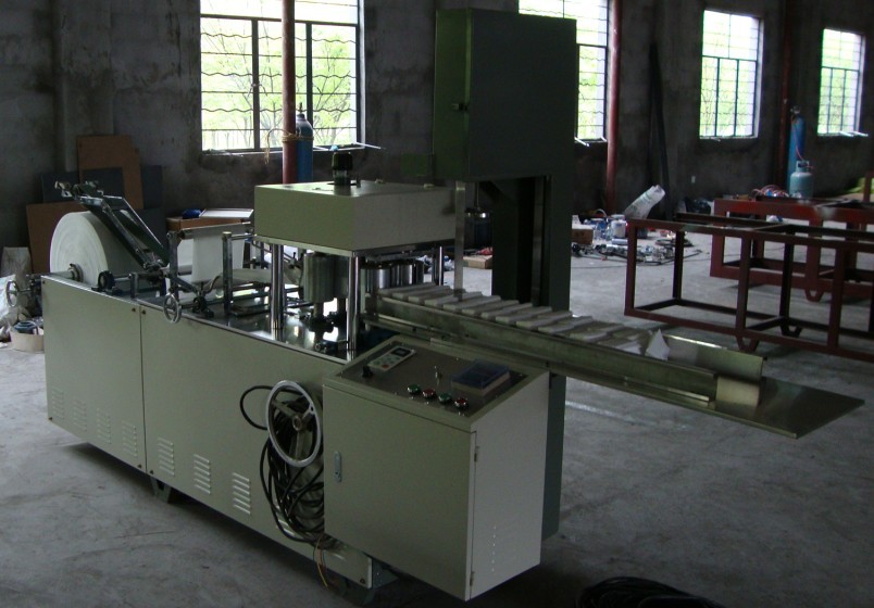 JY-C240型全自動(dòng)餐巾紙壓花折疊機(jī)